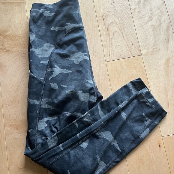 Athleta Ultimate Camo 7/8 Tights with Stash Pockets Size Small - Picture 11 of 14